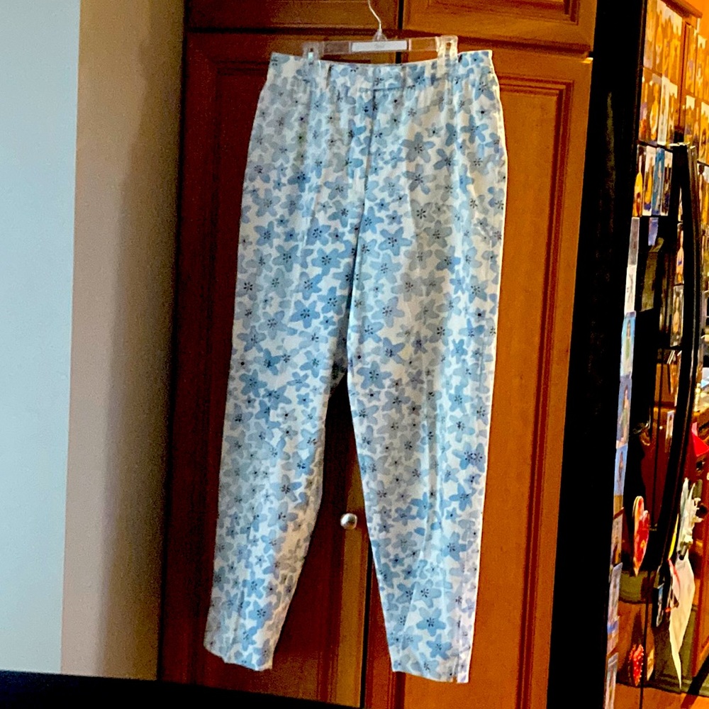 Anne Klein women’s floral pants, size 8, white w/blue flowers, button closure